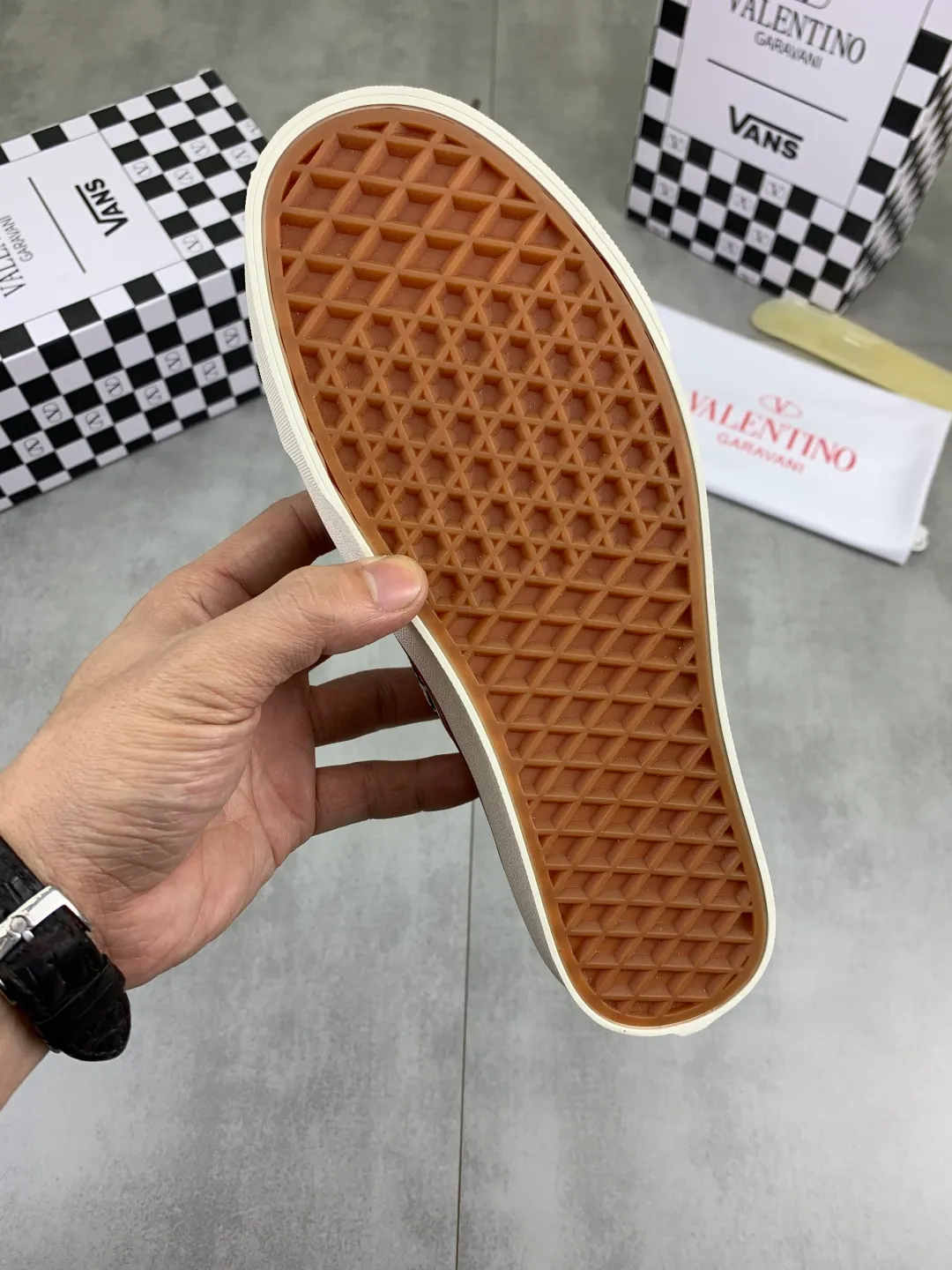 Men's shoes 💰P460 New Valentino❌Wans co-branded Valentino and Vans release new co-branded sneakers, integrating Valentino's Italian high-definition aesthetics and Vans's free and authentic spirit, giving classic shoes a personality that spans the ages. Many stars - Jolin Tsai. Yang Zi. Liu Wen. Ma Baiquan. Choi Soobin. freen. Song Zuer. JJ Lin. zel. Cecilia Cheung. shark. Xin Yunlai...Same style. Female model: 35-42 (41.42 is custom-made and non-refundable) Men's model: 39-46 (45.46 is custom-made and non-refundable)